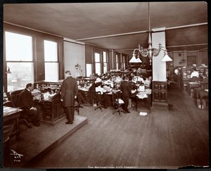 Hommes et femmes travaillant à des bureaux dans un bureau de la Metropolitan Life Insurance Co. à la 23ème rue et Madison Avenue, New York, 1907